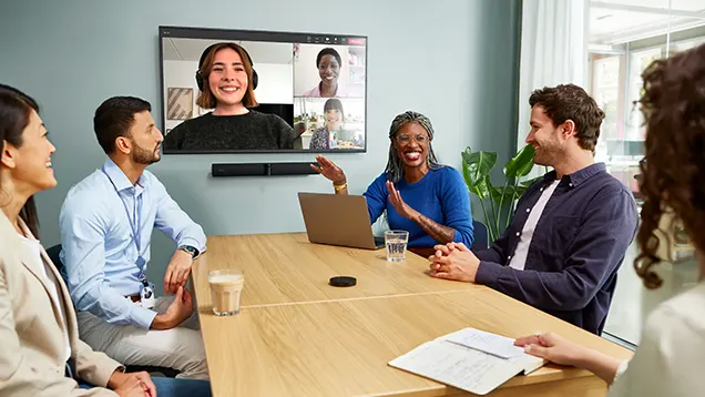 Equipo de trabajo con Sistema de videoconferencia en una sala de juntas.